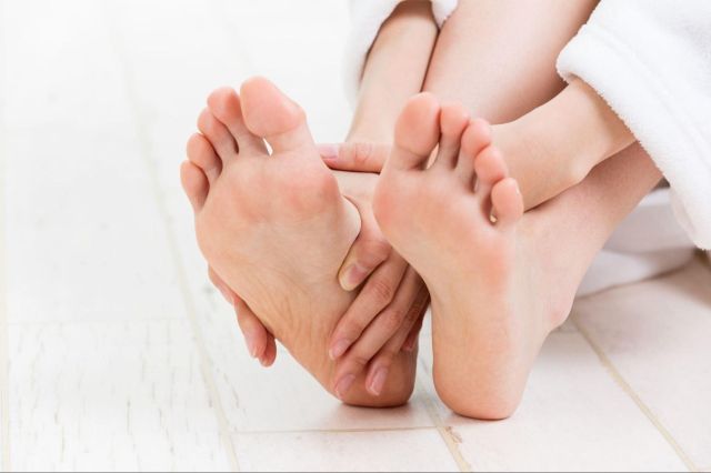 夏日炎炎竟也會手腳冰冷？！夏天手腳冰冷原因與改善方式大解密